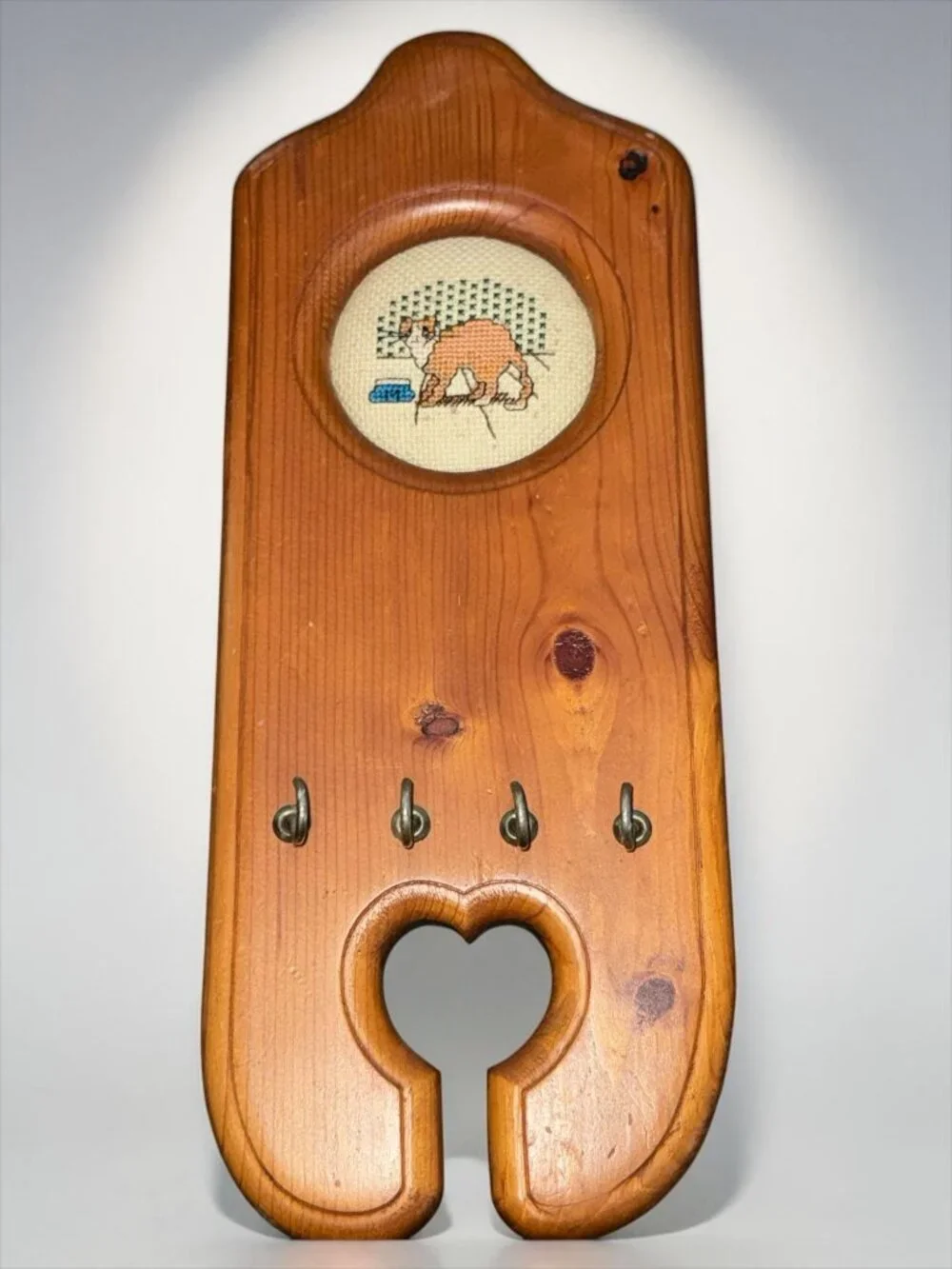 Vintage Needlepoint Cat Pattern Wooden Wall Mount Key Holder with Heart Cutout